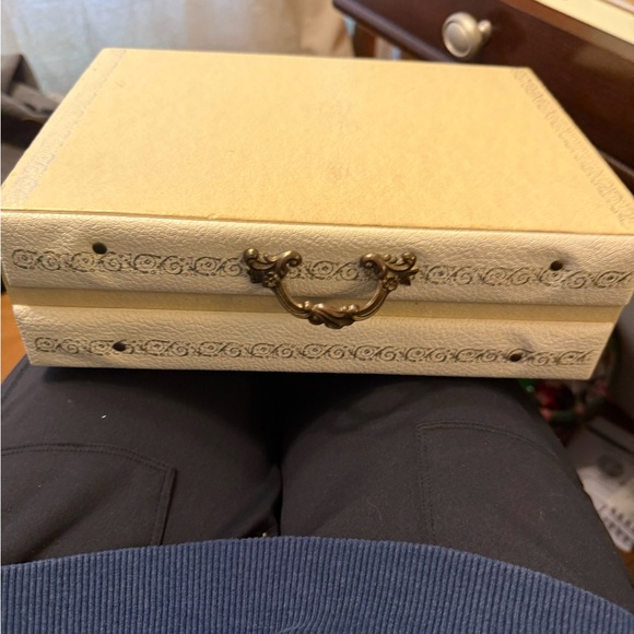 Vintage Jewelry Box full of Vintage  Jewelry Excellent Condition - Picture 2 of 12